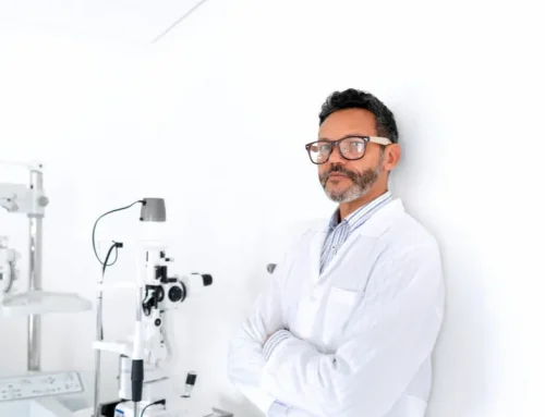 Understanding Your Eye Care: Optometrists vs. Ophthalmologists